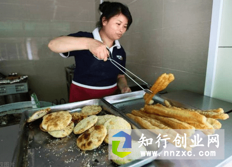 大妈开早餐店，靠一张“月票”月入上万，路人看见都想买。-低成本创业项目大全｜短视频带货+AI副业变现｜知行创业网