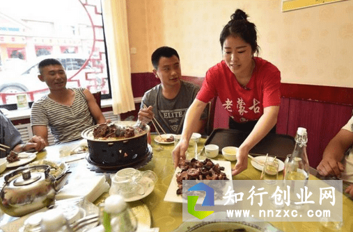 单亲爸爸开饭馆财迷心窍学同行送啤酒，2个月亏6万元。-低成本创业项目大全｜短视频带货+AI副业变现｜知行创业网
