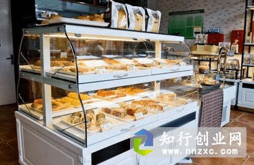 蛋糕店不花钱锁定500客户，一年大赚一百万，方法简单，你也能用。-低成本创业项目大全｜短视频带货+AI副业变现｜知行创业网