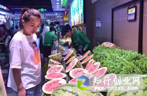 夫妻俩街边水果店，凭借一桶洗衣液，3个月回收资金85万。-低成本创业项目大全｜短视频带货+AI副业变现｜知行创业网