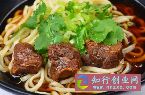 湖北这家牛肉面馆，吃面还送129元的水杯，老板用这招月收入10万。-低成本创业项目大全｜短视频带货+AI副业变现｜知行创业网