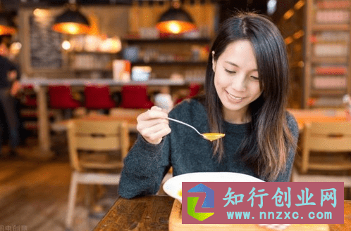 农村大叔开餐馆，靠”一份酸菜鱼，带动客流，套路简单易复制。-低成本创业项目大全｜短视频带货+AI副业变现｜知行创业网