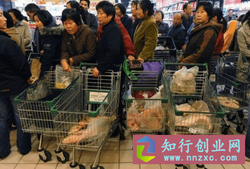 重庆老板开超市，利用顾客的贪心，30天收款300万，看懂你也行。-低成本创业项目大全｜短视频带货+AI副业变现｜知行创业网