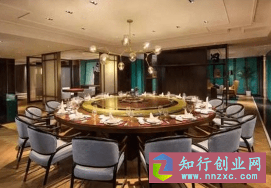 70后大叔开18平米服装店，靠一招年毛收入1860万，高手思维赚大钱。-低成本创业项目大全｜短视频带货+AI副业变现｜知行创业网