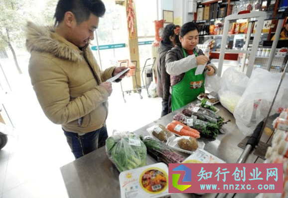 超市老板给小区业主发红包，锁定1300位顾客，生意从此不愁。-低成本创业项目大全｜短视频带货+AI副业变现｜知行创业网