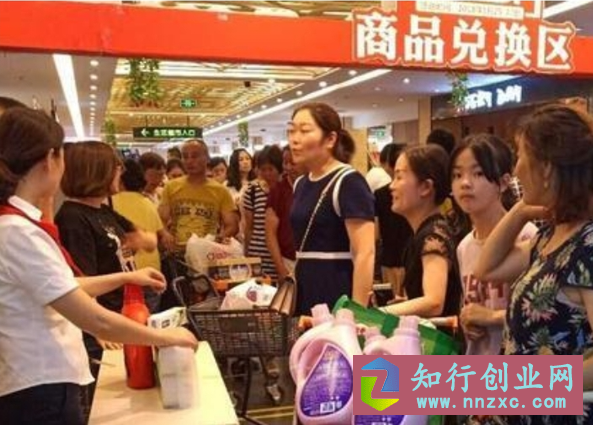 夫妻俩开超市年入200W，水果免费送，小套路藏着赚钱大商机-低成本创业项目大全｜短视频带货+AI副业变现｜知行创业网