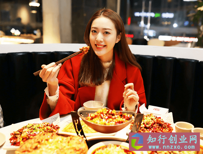 美女老板娘坐镇江湖菜馆，主动让顾客占便宜，顾客都愿意来吃饭。-低成本创业项目大全｜短视频带货+AI副业变现｜知行创业网