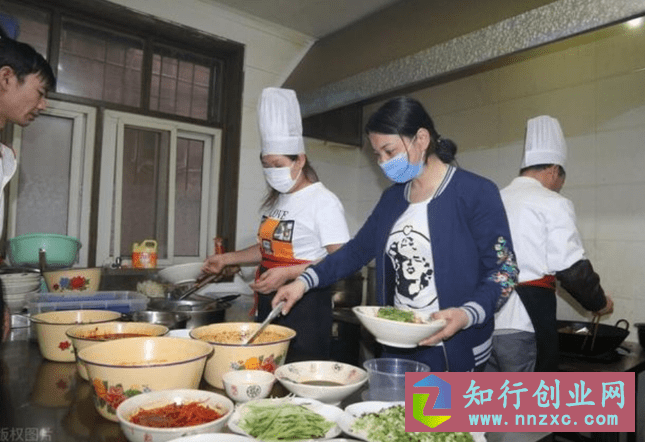 中年男人开面馆，凭借一招“小面无限加”做活生意，营业额翻3倍。-低成本创业项目大全｜短视频带货+AI副业变现｜知行创业网