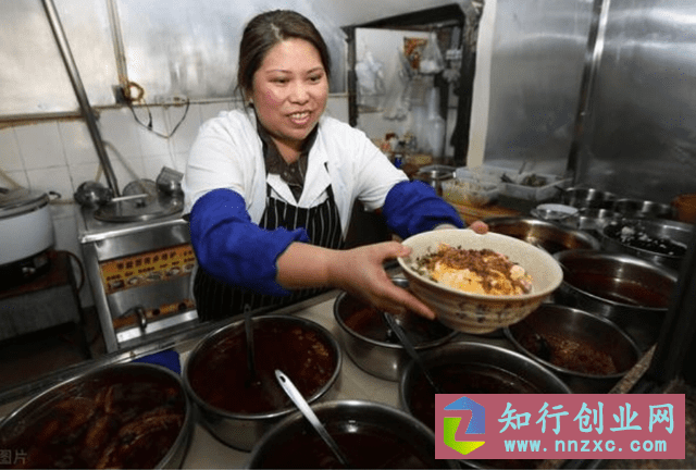 54岁大爷开米粉店，米粉只卖3元还送王老吉，看似亏本其实赚大了。-低成本创业项目大全｜短视频带货+AI副业变现｜知行创业网