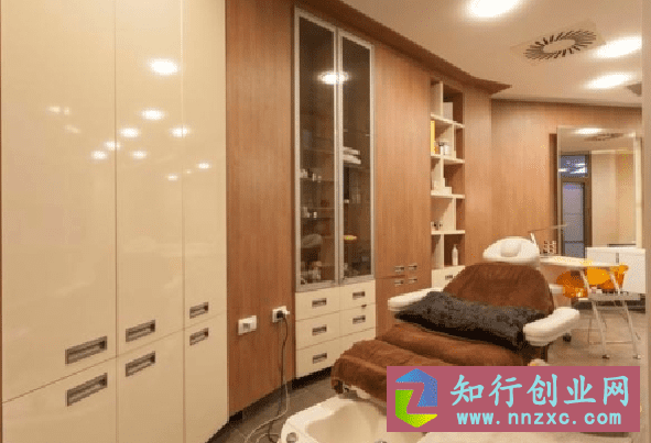 300块钱的企业级方案，美容院走出产品思维，和穿衣服般简单。-低成本创业项目大全｜短视频带货+AI副业变现｜知行创业网