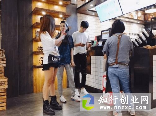 大学生0经验开奶茶店，7天收回10万成本，他是怎么做到的。-知行创业网